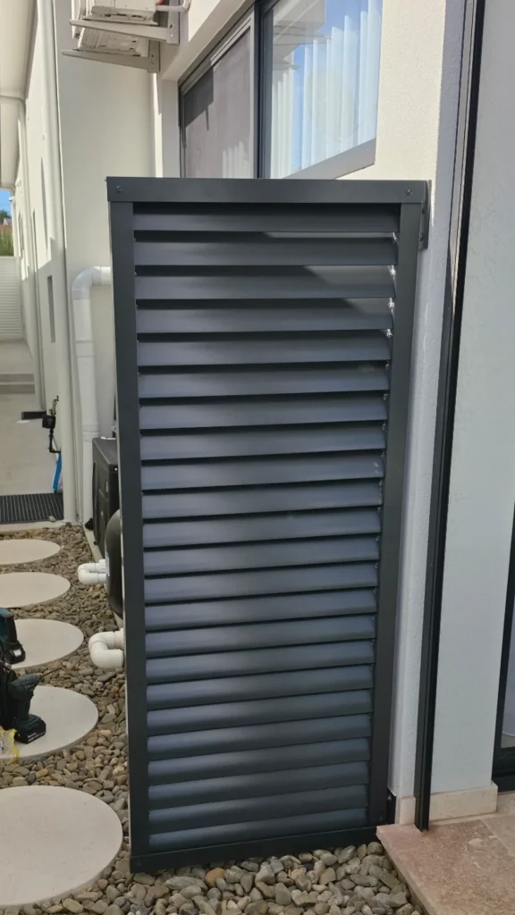 Vertical side-fixed cantilever privacy screen with 85mm blades